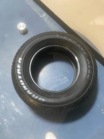 Un neumático - $75 (Lowell)63471242009731122