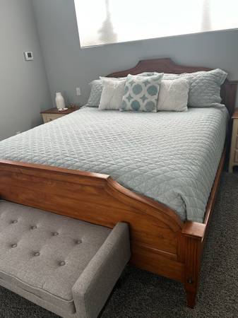Cal-King Bed & 2 Nightstands 1