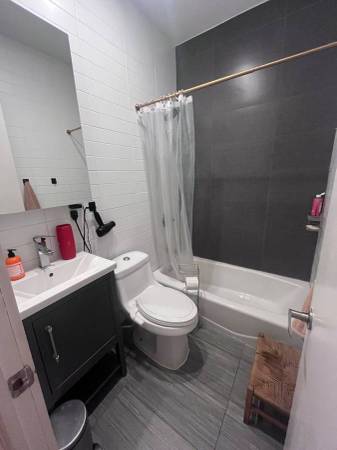 $1,350 / 3br - 85ft2 - Habitación soleada en Bushwick con salida de emergencia (Bushwick)63698533681537123