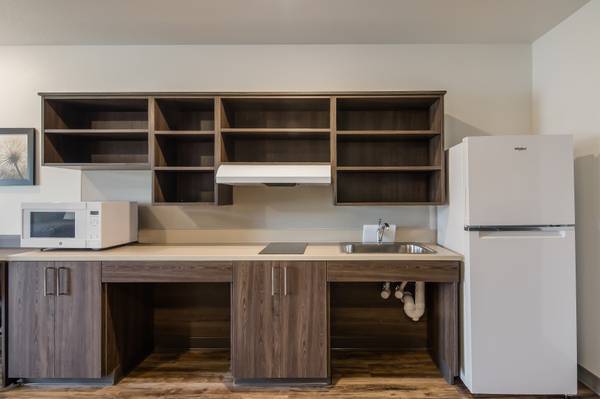 $1,350 / 1br - 4 millas del Salón de la Fama y Museo de RV, tarifas semanales y mensuales bajas (810 E Windsor Ave, Elkhart, IN)63665996510595124