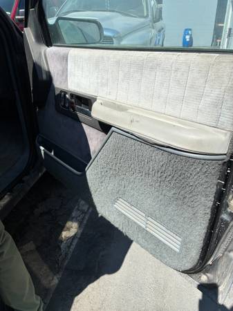 Camioneta deportiva Chevy Silverado de 1990 - $10,000 (Hawthorne)63441238843393122