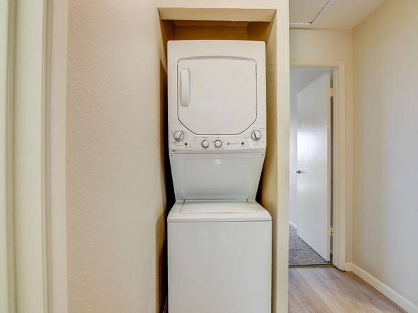 $3,495 / 2br - 982ft2 - Electrodomésticos SS, Piso de Vinilo, Gabinetes Blancos, Encimeras de Cuarzo! (san rafael)63785452861827124