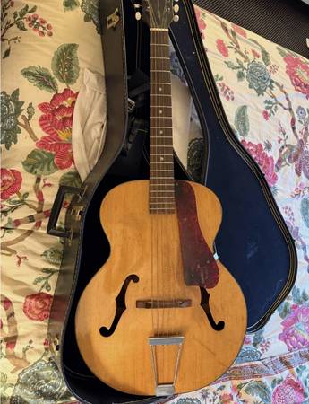 EARLY VINTAGE LIMITED EDITION USA HARMONY PATRICIAN ARCH TOP ACOUSTIC 1