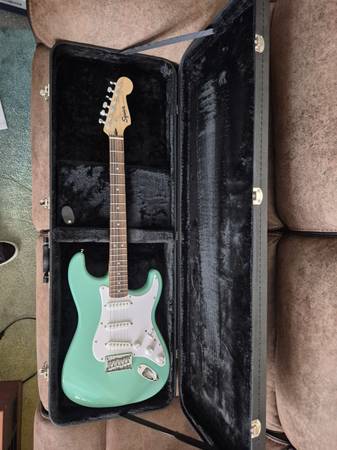 Squire Affinity Stratocaster W/ Case 1