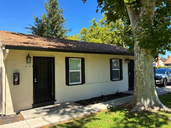 $1250.00 / 1br - 350ft2 - **RENT SPECIAL!** - Charming Studio Duplex Apartment in Sacramento63900180375810121