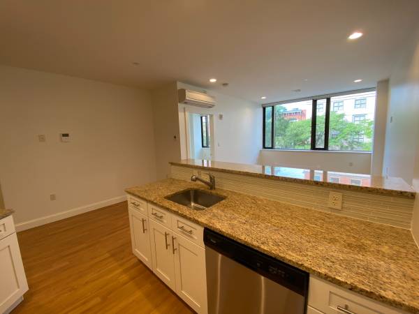 $2,250 / 2br - 981ft2 - We Have What You Need - Fabulous Downtown 2 BR w/ 2 FREE Months!! (875 Elm St)63931786855683124