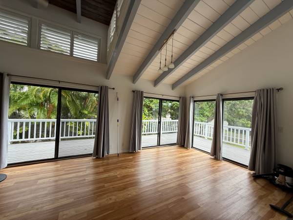 $3,800 / 3br - Casa de 3 habitaciones, 2 baños, de varios niveles con techos altos con vigas de madera (Kailua Kona)63686745242369121