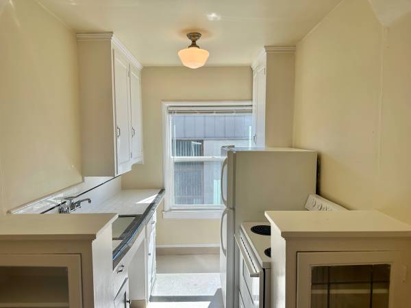 $1,395 / 1br - 595ft2 - Bright, Sunny Classic One Bedroom + Parking (2167 NW Flanders / NW / Northwest)63777293686403124