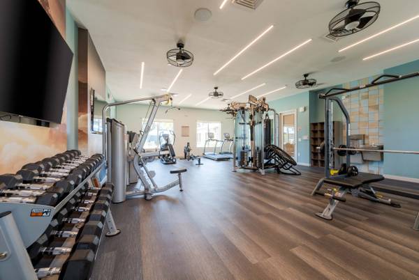 $1,355 / 1br - 773ft2 - Dual Vanities, Large Walk-In Closets with Built-in Shelving (7601 W Glendale Ave, Glendale, AZ)63966952066307121