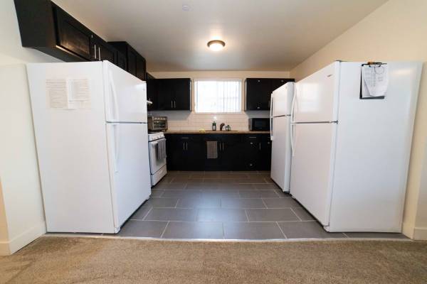 $650 Clean men's shared rooms with amenities (South Los Angeles)63840111621763122