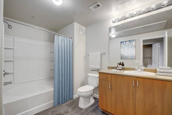 $3,042 / 3br - 1322ft2 - RENOVATED 3BED2BATH WITH WASHER AND DRYER~CALL NOW (NORTH NATOMAS)63900566168962124