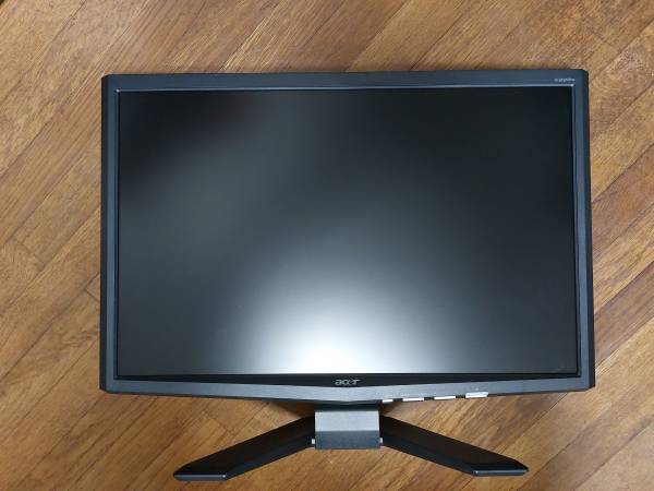 Acer X223w 22" LCD monitor 1