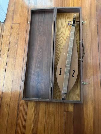 Dulcimer with handsome case 1