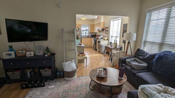 $1,495 / 1br - 800ft2 - Recent Rehabbed 1BD/1BR West Town Pet friendly apartment (Furnished) (Chicago)63959875356546120