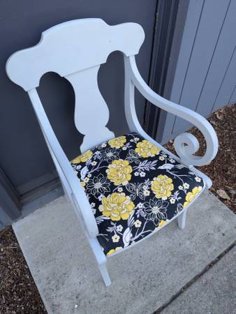 Vintage Grey Cushioned Porch Chair 1