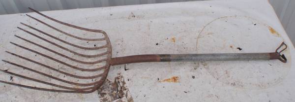 Pitchfork w Metal Handle 1