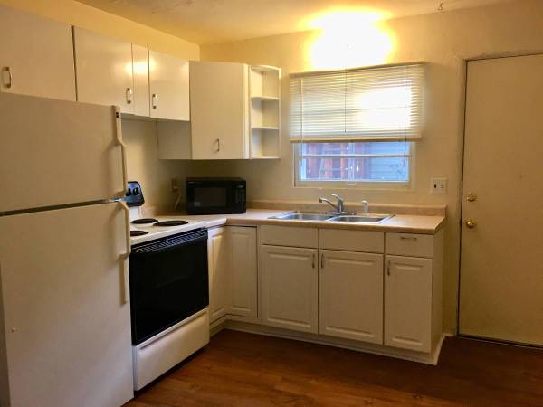 Move In Now! Pay Dec.1! Recently Renovated Side by Side Duplex Unit! 1