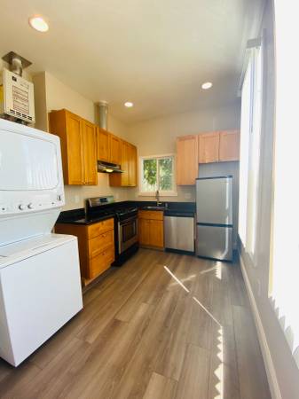 $1,795 / 1br - 750ft2 - 1 block to Fruitvale BART! In-unit Laundry, High ceilings (oakland east)63880013470593120
