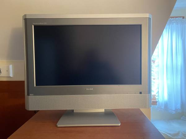 Toshiba 20HL85 Flat Screen LCD TV 1