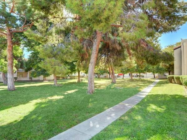$1,504 / 3br - 1166ft2 - Basketball court, clubhouse, balcony/patio (5055 E. Charleston Blvd., Las Vegas, NV)63859501296259123
