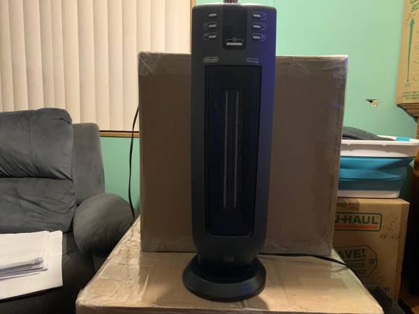Delonghi ceramic technology dark grey space heater. 1