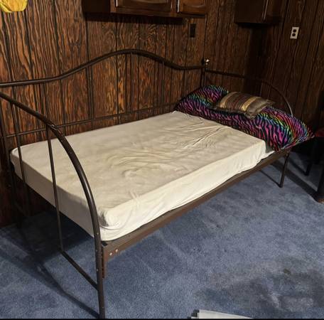 Twin Day Bed with Mattress 1