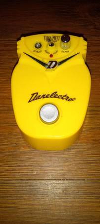 Danelectro Tuna Melt tremolo pedal.It is used and missing part of one 1