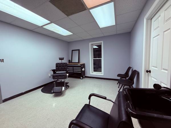 $100 / 400ft2 - BARBER STATION  $100 per WEEK63964262768770122