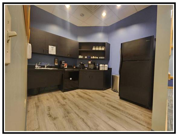 $500 Corner Window Suite! The sunlight will warm your work days! 🌞🌝64041647591169121
