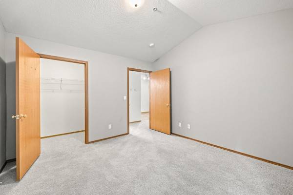 $1,601 / 1hab - 742ft2 - Armario para ropa de cama, lavadora y secadora de tamaño completo, techos de 9 pies (Salmon Creek, Vancouver)63672618802819121