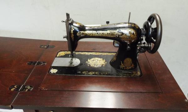 Singer Sewing Machine, Made October 26, 1909, Class/Model 15. 1
