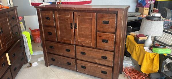 Dresser/chest 1
