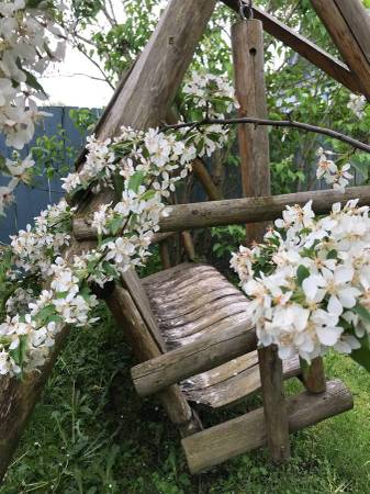 Columpio de madera estilo cabaña al aire libre - $200 (Seattle)63471460589185124