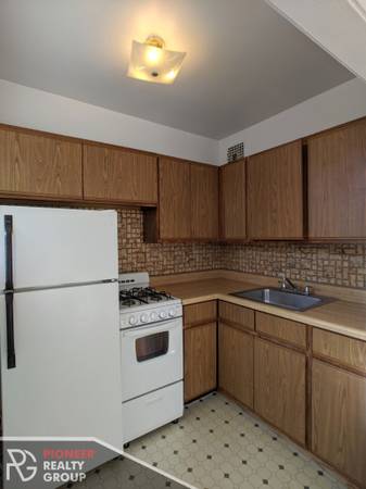 $1,225 Lakeview East Studio – $1,225 – Pioneer Verified | Hardwood Floors (Lakeview East)63918293579906123