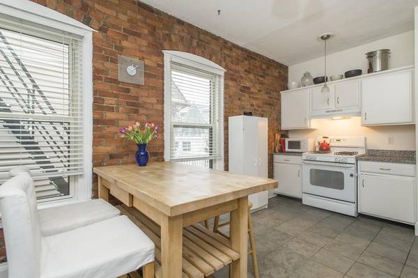 $2,200 / 2br - 1118ft2 - special condo offering liveable space64213537359875122