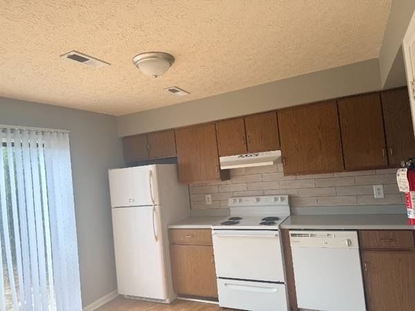 $1125.00 / 2br - 948ft2 - Charming 2 Bed Townhouse in Lynchburg! 1.5 Bath, Rent: $1125.00 - Avai63851967394305121