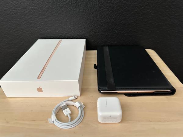 Apple iPad 6th Gen. 128GB, Wi-Fi, 9.7in - Gold 1