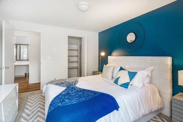 $2,080 / 2br - 958ft2 - 2 Bed, Free Coffee Bar, Resort-Style Pool with Wading Area63786708089347120