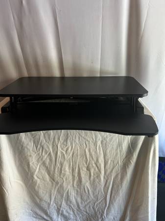 Standing Desk Converter. ( NEW) 1