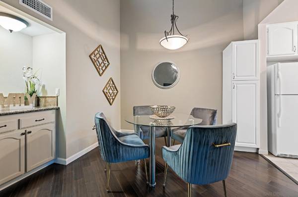 $3900.00 / 2br - 975ft2 - Beautiful Secure Two Bedroom in Great Location63954708871298123