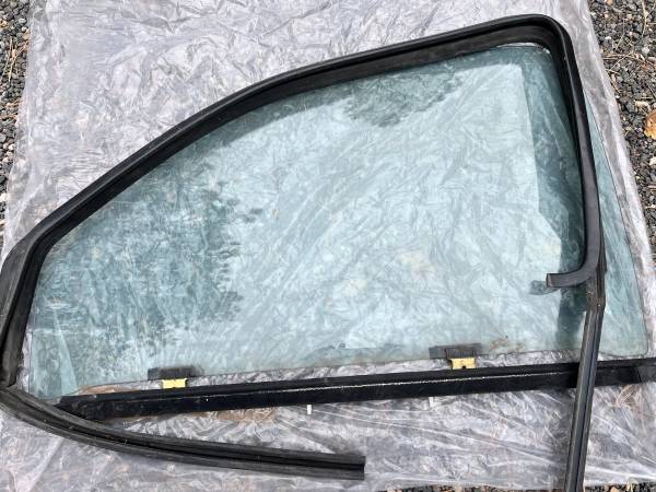 1stGen Toyota Tacoma driver window 1996-2004 with door gasket and seal 1