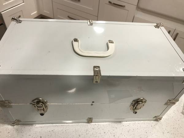 White vinyl doll case/carrier with handle 1