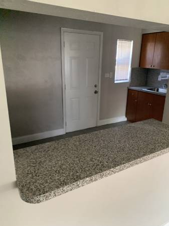 $1,895 / 2br - 1900ft2 - 3318 NW 50 Street (Miami)64051005249667124