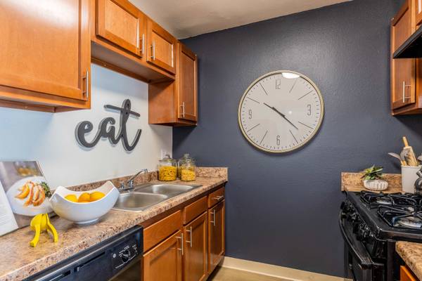 $946 / 2 habitaciones - 850 pies² - Estacionamiento comunitario amplio, estufa de gas, despensa de cocina (3201 E Seneca St, Tucson, AZ)63674876756995123