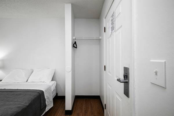 Free Utilities, Siegel Rewards Program, Free Parking 1