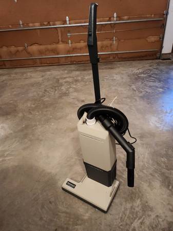Electrolux Discovery Vacuum with hose 1