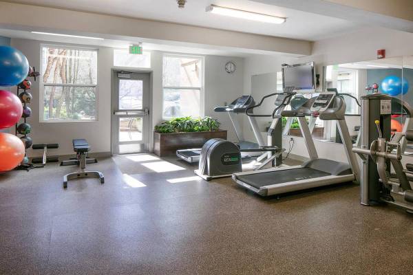 $1,915 / 2br - 910ft2 - Dishwasher, In-Home Washer and Dryer, Rooftop Deck with Picnic Area (Goose Hollow, Portland)63672637162369123