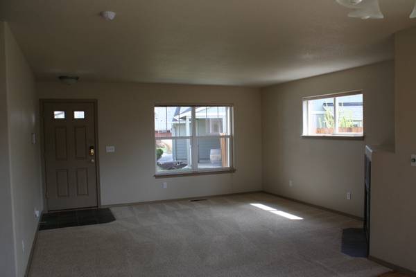 $2,595 / 4br - 1639ft2 - ¡Casa de 4 habitaciones en un terreno grande! (Bend)63839289547137121