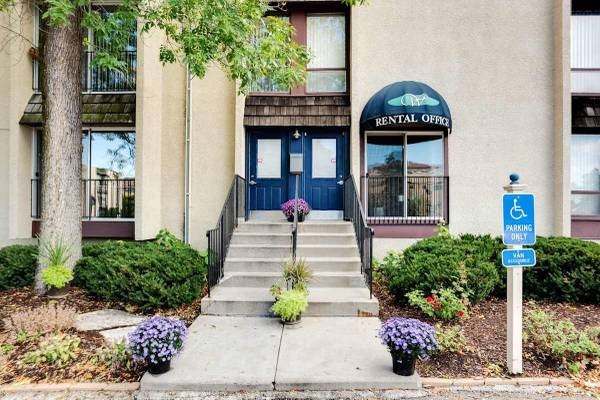$1,450 / 1br - 790ft2 - On-Site Management, BBQ & Picnic Areas, Private Balconies or Patios (240 Central Ave N, Wayzata, MN)63868702876161121