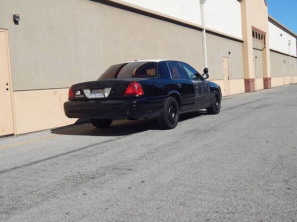2007 Ford Crown Victoria Police Interceptor sedán de 4 puertas (eje 3.55) - $5,500 (- ¡Grandes autos, grandes precios! Llama hoy)63469741987713122